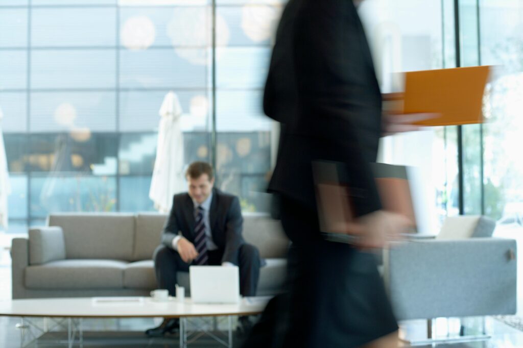 Abogados en un entorno corporativo durante un proceso de selección de talento jurídico en un despacho de abogados